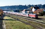 232 240 befördert den umgeleiteten EC 218 (Graz - Frankfurt/M) durch Garching (Alz) an der Bahnstrecke Salzburg - Traunstein - Mühldorf - München. (26.10.2013) <i>Foto: Thomas Konz</i>