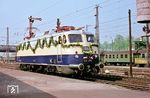 E 10 1270 hatte die Ehre, den Eröffnungszug des elektrischen Zugbetriebs auf der Strecke Gießen - Dillenburg - Siegen-Weidenau zu ziehen. Hier setzt sie im Bahnhof Gießen an den Zug.  (14.05.1965) <i>Foto: W. Kölsch (Slg. G Moll)</i>