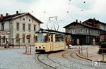Seit dem Jahr 1900 verkehrt in Nordhausen eine Straßenbahn. Zuletzt schrumpfte das Netz auf nur noch gut 4 km zusammen. Tw 45 wendet am Bahnhof Nordhausen. (21.06.1981) <i>Foto: Robin Fell</i>