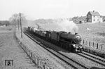 LNER 2435, ex Great Northern Railway (GNR) Class O2, mit einem Güterzug bei Bishop’s Stortford in der Grafschaft Hertfordshire, rund 50 Kilometer nordöstlich von London. (19.03.1938) <i>Foto: Collection Robin Fell</i>