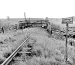 Die Bahnstrecke Salzwedel–Dannenberg war eine 1891 eröffnete Nebenbahn zwischen Salzwedel im nördlichen Sachsen-Anhalt und Dannenberg im östlichen Niedersachsen. Kurz nach Ende des Zweiten Weltkrieges wurde die Strecke zwischen Salzwedel in der sowjetischen Besatzungszone und Lübbow in der britischen Zone unterbrochen. Zwischen Lübbow und Dannenberg wurde der Verkehr in der britischen Zone offiziell am 4. Juli 1945 wieder aufgenommen, in der sowjetischen Zone unterblieb eine Wiederaufnahme, weil Salzwedel zu dicht an der Grenze lag. Auch im Westen wurde der Reiseverkehr gegen Ende der 1950er Jahre wegen weiter abnehmender Auslastung und vor allem aufgrund des schlechten Streckenzustandes immer stärker reduziert. 1958 war im Fahrplan nur noch eine Zugverbindung aufgeführt. Am 4. Juli 1960 wurde der Schienen-Personenverkehr auf der Strecke völlig eingestellt. Eine Übernahme des Verkehrs durch die Lüchow-Schmarsauer Eisenbahn und die Osthannoverschen Eisenbahnen (OHE) scheiterte. Die Strecke wurde aber aus Mitteln der Zonenrandförderung saniert und der subventionierte Betrieb am 21. August 1965 wieder aufgenommen. Die endgültige Einstellung des Personenverkehrs erfolgte dann knapp zehn Jahre später am 31. Mai 1975. Walter Hollnagel besuchte die Demarktionslinie am Lüchower Landgraben bei Lübbow. (1960) <i>Foto: Walter Hollnagel</i>
