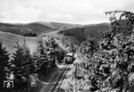 Ein Zug auf der 1,7 km langen normalspurigen Zahnradbahn von St. Andreasberg West (433 m) nach St. Andreasberg Stadt (603 m) nahe Schwalbenherd. Die Bahn wurde 1959 stillgelegt. (1957) <i>Foto: Heldmann</i>