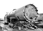 Wegen der Knappheit von Kupfer im Zweiten Weltkrieg erinnerte man sich im Großdeutschen Reich wieder an die Fertigung von Kesseln aus Stahl. Auf Betreiben von Gerhard Degenkolb, der den Vorsitz des Hauptausschusses für Schienenfahrzeuge innehatte, wurden bei der Lokomotivfabrik Floridsdorf (WLF) die Loks 50 3011 (Foto) und 50 3012 mit einem sog. Brotankessel aus Stahl ausgerüstet und im Oktober 1942 ausgeliefert. Auch die Lokomotiven 42 0001 und 42 0002 erhielten 1943 bei der WLF Brotankessel.  (1942) <i>Foto: Werkfoto</i>