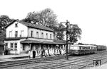 Von zahlreichen Fahrgästen wird VT 95 9134 vom Bw Geldern als To 3107 im Bahnhof Lobberich auf der Strecke Kempen (Niederhein) - Kaldenkirchen erwartet. 1982 endete der Personenverkehr hier, 1999 wurde die Strecke stillgelegt und abgebaut. (15.05.1953) <i>Foto: Carl Bellingrodt</i>