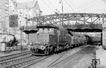 E 94 051 vom Bw Augsburg fährt mit P 1711, dessen Wagengarnitur deutlich das Alter der Lok (Baujahr 1941) überschreitet, aus Ulm Hbf. (21.03.1962) <i>Foto: Wolfgang Jahn</i>