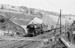 44 607 (Bw Göttingen Vbf) rollt in Höhe der Überleitstelle Berg auf der Cornberger Rampe zu Tal. Am 8. Ok­to­ber 1951 wurde hier auf der ersten Strecke in Deutschland ein Gleiswechselbetrieb für in Bergrichtung von Bebra nach Corn­berg fahrrende Züge eingerichtet. (23.03.1962) <i>Foto: Wolfgang Jahn</i>