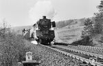 41 204 vom Bw Hannover mit dem Sg 5155 auf der Cornberger Rampe an der Überleitstelle Berg, wo die bergfahrenden Schnellzüge langsamfahrende Güterzüge auf dem linken Streckengleis signalmäßig überholen konnten. (23.03.1962) <i>Foto: Wolfgang Jahn</i>