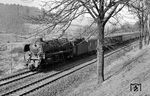 01 1084 (Bw Bebra) rollt mit dem D 174 (Bremerhaven - München) auf der Cornberger Rampe dem nächsten Halt in Bebra entgegen. (23.03.1962) <i>Foto: Wolfgang Jahn</i>