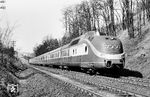 Ein VT 11 dieselt als TEE 77 "Helvetia" nach Hamburg-Altona die Cornberger Rampe hinauf. Im Hintergrund ist die Überleitstelle Mitte zu sehen. (23.03.1962) <i>Foto: Wolfgang Jahn</i>