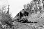 Die noch mit Wagnerblechen ausgerüstete 50 2470 vom Bw Northeim (Han) rollt mit einem Bauzug die Cornberger Rampe hinab. (23.03.1962) <i>Foto: Wolfgang Jahn</i>