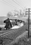 44 404 (Bw Seelze) mit einer unbekannten Schwesterlok vor Dg 7601 nach Seelze in der S-Kurve zwischen der Überleitstelle Mitte und dem Braunhäuser Tunnel. (23.03.1962) <i>Foto: Wolfgang Jahn</i>