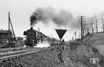 Die ölgefeuerte 44 1574 (Bw Bebra) mit Dg 5187 auf der Cornberger Rampe an der Überleitstelle Berg. (23.03.1962) <i>Foto: Wolfgang Jahn</i>