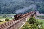 Aus dem Petersberg-Tunnel kommend rollt 044 277 vom Ehrang mit einem Güterzug über die Mosel in den Bahnhof Ediger-Eller ein. (08.1971) <i>Foto: Robin Fell</i>