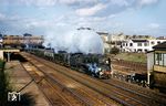 BR 34013 (ex Southern Railway 21C113, Baujahr 10.1945) fährt mit einem Schnellzug von Brighton nach London Victoria Station durch Wimbledon. (03.1967) <i>Foto: D.B. Clark</i>