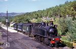 Malletlok E 202 der Comboios de Portugal (CP) mit dem Nachmittagszug von Chaves nach Regua auf der 'Linha do Corgo' in Samarda. Die Linha do Corgo war eine meterspurige Eisenbahnstrecke im Norden von Portugal, die von der Hauptstrecke Linha do Douro bei Regua abzweigte. Sie überwand einen Höhenunterschied von 370 Metern in den ersten 25 km zwischen Regua und Vila Real. Am 1. Januar 1990 wurde der Betrieb zwischen Chaves und Vila Real eingestellt, am 24. März 2009 folgte der verbliebene Abschnitt.  (08.08.1970) <i>Foto: Robin Fell</i>