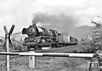 41 1182 mit Ng 66473 nach Saalfeld (Saale) am Po 43 unterhalb der Leuchtenburg bei Kahla. (21.10.1983) <i>Foto: Martin Heller</i>