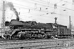 Im Lokwechselbahnhof Camburg wartet die Saalfelder 41 1225 auf die Übernahme ihres Zuges. (20.02.1983) <i>Foto: Martin Heller</i>