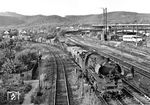 41 1225 erreicht mit ihrem Güterzug den Zielbahnhof Saalfeld (Saale). Vor dem Einfahrsignal aus Richtung Unterwellenborn wartet ein weiterer Güterzug. (08.10.1983) <i>Foto: Martin Heller</i>