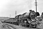 41 1260 mit einem Güterzug in Jena West. Der Bahnhof liegt im Westen des Jenaer Stadtzentrums an der Weimar-Geraer Bahn (auch „Holzlandbahn“ genannt). Nach 1990 wurden die Gleisanlagen massiv zurückgebaut, alle Werksanschlüsse oder dem Güterverkehr dienenden Gleise sowie dazugehörige Weichen wurden entfernt. Der Bahnhof hat heute nur noch zwei Durchgangsgleise und vier Überleitweichen. Güterverkehr findet im Bahnhof nicht mehr statt. Im Personenverkehr wird er heute (2024) stündlich durch zwei Regional-Express- sowie eine Reginalbahnlinie bedient. (07.1977) <i>Foto: Martin Heller</i>