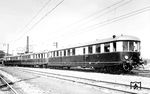 Eine neue Triebwagengarnitur, gebildet aus elT 18 a/b und elS 2436 an der Spitze, in der Rbd Stuttgart. Der Steuerwagen wurde von Linke-Hofmann-Busch im Werk Bautzen gebaut, im Juli 1935 beim Bw Tübingen stationiert und dort 1941 in ES 25 127 umgezeichnet.  (1935) <i>Foto: DLA Darmstadt (Maey)</i>