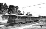 Der Triebzug ET/EB 165 636 der Berliner S-Bahn wurde zum ET/ES 182 21 für die Isartalbahn umgebaut. Der Zug befand sich während des Zweiten Weltkrieges bei einer niederländischen Waggonbaufirma und sollte für die S-Bahn Berlin ausgebessert werden. Bei Kriegsende fand man ihn in der Reichsbahndirektion Köln vor und rüstete ihn auf 750 V Gleichstrom um. 1955 wurde die Isartalbahn von der Deutschen Bundesbahn auf 15.000 V und 16 2/3 Hertz umgestellt, wodurch die Verwendung des Zuges hier entfiel. Wegen seines relativ geringen Alters wollte die DB den Zug weiterverwenden und ließ ihn bei Wegmann und BBC Mannheim für den Wechselstrombetrieb umbauen. So wurde aus ET/ES 182 21 der ET/ES 26 003 (Inbetriebnahme am 28.09.1957 im Aw Freimann). Carl Bellingrodt erwischte den Triebwagen im Bahnhof Großhesselohe Isartalbahnhof. (05.1952) <i>Foto: Carl Bellingrodt</i>