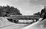 ET 182 21 überquert auf der Isartalbahn in Großhesselohe die Bahnstrecke München–Holzkirchen. Die Isartalbahn war eine normalspurige Eisenbahnstrecke von München nach Bichl. 1900 elektrifizierte die LAG den Abschnitt München Isartalbahnhof–Höllriegelskreuth für den Vorortverkehr mit 750 Volt Gleichstrom. Im Jahr 1938 erfolgte die Verstaatlichung der LAG und damit ebenso der Isartalbahn. Nach dem Zweiten Weltkrieg stellte die Deutsche Bundesbahn 1955 den elektrischen Betrieb auf 15 kV Wechselspannung (16 Hz Bahnstrom) um und erweiterte ihn 1960 bis Wolfratshausen. Den nördlichen Abschnitt München Süd–Großhesselohe Isartalbahnhof und den südlichen Abschnitt Wolfratshausen–Bichl legte die DB in den Jahren 1959 bis 1995 still.  (05.1952) <i>Foto: Carl Bellingrodt</i>