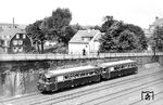 Auf dem 11.700 Kilometer umfassenden westdeutschen Nebenbahnnetz hatte sich in der Nachkriegszeit der Betrieb mit lokbespannten Zügen zu einem unwirtschaftlichen Kostenfaktor entwickelt. So stellte schon 1948 die Deutsche Reichsbahn im Vereinigten Wirtschaftsgebiet (der sogenannten Bizone) einen Forderungskatalog für einen leichten Dieseltriebwagen auf. Das Lastenheft sah ein zweiachsiges Fahrzeug vor, das wegen seiner eisenbahnuntypischen Bauweise nicht mit herkömmlichen Eisenbahnfahrzeugen gekuppelt werden sollte. Selbsttätig wirkende Mittelpufferkupplungen des Typs „Scharfenberg leicht“ sollten das bedarfsweise Mitführen spezieller Beiwagen ermöglichen. Anstelle regulärer Zug- und Stoßeinrichtungen waren einfache Stoßfederbügel als Aufstoßschutz vorgesehen. Der Triebwagen sollte mindestens 40 Sitzplätze und eine Toilette aufweisen. Motor, Getriebe und weitere Bauteile sollten der Produktion von Straßenbussen entnommen werden, um den Anschaffungspreis niedrigzuhalten. Nachdem die Prototypen ab 1950 unter unterschiedlichen klimatischen und topographischen Bedingungen getestet wurden, begann 1952 die Serienfertigung. Die nagelneuen VT 95 964 und VT 95 966 vom Bw Wuppertal-Steinbeck erwischte Carl Bellingrodt als Sonderzug in Wuppertal-Barmen. Als absehbar wurde, dass die dreistelligen Nummernreihen bald erschöpft sein würden, bekamen die Fahrzeuge 4-stellige Nummern. Schnell verdrängte der VT 95 so manche (Länderbahn-) Dampflok. Durch seinen kostengünstigen Betrieb konnten etliche Nebenstrecken zunächst vor der Einstellung bewahrt werden, wodurch er den Spitznamen "Nebenbahnretter" bekam. (09.05.1952) <i>Foto: Carl Bellingrodt</i>