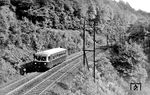 VT 95 966 auf Abnahmefahrt durch das Bw Wuppertal-Steinbeck in Höhe der ehemaligen Blockstelle Kastenberg bei Wuppertal-Hammersberg. Die BD Wuppertal war eine der ersten Direktionen, die den neuen Schienenbus einsetzte. Am Ende konnte auch der relativ kostengünstige VT 95 die Nebenbahnen nicht retten. Mit dem Nebenbahnsterben verschwanden praktisch auch sämtliche 795er bis 1980. Für die restlichen Strecken reichte dann der Bestand des zweimotorigen 798 völlig aus. (04.05.1952) <i>Foto: Carl Bellingrodt</i>