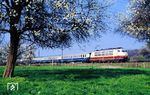 103 201 saust mit IC 817 "Gorch Fock" (Kiel - Hamburg-Altona - Dortmund - Köln - Stuttgart - München) durch die blühende Landschaft bei Leverkusen-Rheindorf. (30.03.1990) <i>Foto: Wolfgang Bügel</i>