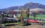 In der nicht ganz unumstrittenen Farbvariante "orientrot" fährt 103 196 mit IC 617 "Friedrich Schiller" (Dortmund - Köln - Mannheim - Stuttgart - München) durch den Betriebsbahnhof Neuer Weg in Bonn-Mehlem. (31.03.1990) <i>Foto: Wolfgang Bügel</i>