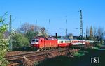 Mit EC 24 "Erasmus" (Innsbruck - München - Frankfurt/M - Köln - Amsterdam CS) fährt 120 152 durch den Betriebsbahnhof 'Neuer Weg" in Bonn-Mehlem, der sich genau auf der Grenze zwischen Nordrhein-Westfalen und Rheinland-Pfalz befindet. (31.03.1990) <i>Foto: Wolfgang Bügel</i>