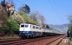 Münchener 111er kamen planmäßig ins Rheinland. 111 103 vom Bw München Hbf befördert den Ferienzug FD 1903, der zwischen Münster und Konstanz verkehrte, in Oberwinter. Der Fern-Express, abgekürzt FD, war eine zwischen 1983 und 1993 existierende Zuggattung im Schienenpersonenfernverkehr der DB, die Ballungsgebiete und Urlaubsregionen verband. Das Ende der FD-Züge kam zum Fahrplanwechsel am 23. Mai 1993, als immer mehr InterCityExpress, InterCity- und InterRegio-Züge auch Urlaubsregionen bedienten. (01.04.1990) <i>Foto: Wolfgang Bügel</i>