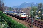 103 237 legt sich mit IC 523 "Rheinfels" (Hannover - München) in Rolandswerth in die Kurve. Auf der gegenüberliegenden Rheinseite sind Drachenfels und Drachenburg zu sehen. (01.04.1990) <i>Foto: Wolfgang Bügel</i>