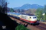 In Rolandswerth fährt 103 126 mit dem IC 525 "Münchner Kindl" von Hannover nach München am Fotografen vorbei. (01.04.1990) <i>Foto: Wolfgang Bügel</i>