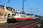 Im schönsten Abendlicht zeigt sich 103 205 vor dem IC 710 "Ludwig Uhland" (Stuttgart - Hamburg-Altona) in Remagen. (01.04.1990) <i>Foto: Wolfgang Bügel</i>