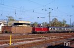 Aus dem Ahrtal kommend fährt 213 339 (Bw Köln 2) mit N 7172 in Remagen ein. Das Stellwerk der Bauart Sp Dr S 60 "Rf" war im Dezember 1981 in Betrieb gegangen und steuerte neben dem Bahnhof Remagen auch die Bahnhof Oberwinter und Sinzig (Rhein) fern. (01.04.1990) <i>Foto: Wolfgang Bügel</i>