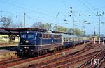 Die Kölner 110 125 fährt mit E 3037 aus Koblenz in den Bahnhof Remagen ein. Dort wird der Zug zwei Überholungen von dem stündlich auf der Linken Rheinstrecke verkehrenden IC-/EC-Doppelpack abwarten. (01.04.1990) <i>Foto: Wolfgang Bügel</i>