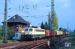 140 335 vom Bw Köln-Deutzerfeld fährt mit einem Güterzug durch den Überholungsbahnhof Neuer Weg in Bonn-Mehlem. Das Stellwerk "Ns" (ehemals "Nsf") war als Fahrdienstleiterstellwerk bereits im November 1972 außer Betrieb gegangen und diente danach noch in der Funktion als Schrankenposten 32. (01.04.1990) <i>Foto: Wolfgang Bügel</i>