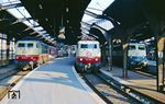 Die stündliche IC-Korrespondenz in Köln Hbf: Links 103 230 mit IC 645 "Bergisches Land" über die Wupper nach Dortmund, in der Mitte 103 143 mit IC 502 "Wilhelm Busch" über das Ruhrgebiet nach Hannover. Rechts steht 110 426 vor einem Eilzug nach Siegen. (02.04.1990) <i>Foto: Joachim Bügel</i>