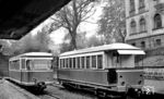 VB 1 und Wagen 4 in Lüdenscheid Kleinbahnhof. Rechts steht das Verwaltungsgebäude der KAE. (22.09.1959) <i>Foto: Aad van Ooy</i>