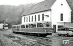 VT 1 mit VB 1 auf der Fahrt von Werdohl nach Lüdenscheid bei regnerischem Wetter in der Altenaer Straße in Lüdenscheid. (22.09.1959) <i>Foto: Aad van Ooy</i>