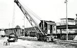 Kranwagen 2 der Kerkerbachbahn im Bahnhof Kerkerbach. Die Bahn transportierte vor allem Erz, Kalkstein, Lahnmarmor, Basalt und Ton, also die Bodenschätze des südlichen Westerwaldes, zum Hafen Steeden an der Lahn und zum Staatsbahnhof Kerkerbach an der Lahntalstrecke Gießen–Limburg. Im Hintergrund ist die Umschlaganlage von der Schmalspur auf Normalspur zu sehen. (03.06.1957) <i>Foto: Aad van Ooy</i>