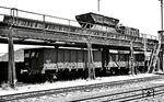 Die Umschlaganlage der Kerkerbachbahn im Bahnhof Kerkerbach. Oben stehen die Schmalspurwagen, deren Ladung mittels Schwerkraft in die darunterstehenden normalspurigen Wagen der Staatsbahn entladen wurden. (03.06.1957) <i>Foto: Aad van Ooy</i>