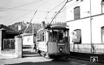 Seit 1945 war das Netz der KEVAG durch die zerstörte Rheinbrücke bei Pfaffendorf in einen rechts- und linksrheinischen Teil gespalten. Ein Zusammenschluss der beiden Betriebsteile gab es auch nach dem Neubau der Rheinbrücke nicht mehr. Die letzte rechtsrheinische Straßenbahnlinie wurde am 29.9.1958 eingestellt. Trotz der sehr engen Kurven und Gassen in der Innenstadt konnte der linksrheinische Betriebsteil zwar weiter überleben, aber eine Modernisierung fand nicht statt. So wurde die Straßenbahn mit ihren kleinen uralten Triebwagen in der aufkommenden Zeit der Moderne immer mehr zu einem Fremdkörper und wirkte neben den damaligen Neubauten in Betonbauweise wie aus der Zeit gefallen. Tw 56 rückt hier in den Betriebshof Schützenhof ein. (04.07.1957) <i>Foto: Aad van Ooy</i>