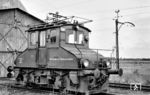 1908 wurde in der Rheingemeinde Monheim die „Kleinbahn der Rheingemeinden“ gegründet, Vorgänger der heutigen „Bahnen der Stadt Monheim GmbH“. Die Betriebsführerschaft der Kleinbahn lag zum damaligen Zeitpunkt bei den Rheinisch-Westfälischen Elektrizitätswerken (RWE), die damals zahlreiche elektrische Bahnen im heutigen Nordrhein-Westfalen unterhielten. Die kleine Bahn legte eine rasante Entwicklung hin. Bereits in den 1930er Jahren betrug das Güteraufkommen auf der Schiene ca. 350.000 Tonnen pro Jahr, im Personenverkehr nutzten fast 400.000 Fahrgäste das Angebot. Nachdem die Stadt Monheim 1962 die Betriebsführung des Unternehmens übernahm, wurde das Unternehmen in „Bahnen der Stadt Monheim“ umbenannt. Vor dem Lokschuppen in Langenfeld (Rhld) zeigt sich Lok 14 (AEG, Baujahr 1913) noch unter der Firmierung „Kleinbahn der Rheingemeinden“. (01.07.1960) <i>Foto: Aad van Ooy</i>