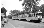 Mit der Elektrifizierung der Linie Mannheim-Heidelberg in den Jahren 1928/29 wurden 21 markante und das Erscheinungsbild der OEG prägende "Halbzüge" von Fuchs/Heidelberg mit elektrischer Ausrüstung von BBC/Mannheim beschafft. Ein "Halbzug" bestand aus einem fest gekuppelten Trieb- und Steuerwagen und war so die kleinste betriebliche Einheit. Wurden zwei "Halbzüge" zusammengekuppelt entstand ein aus 4 Wagen bestehender "Ganzzug". In den 1920er Jahren waren diese schweren und komfortablen Mitteleinstiegs-Vierachser im Pendelzugeinsatz ein Novum und das Modernste im städteverbindenden Schnellverkehr. Durch diese Züge hob sich die OEG schon damals vornehm von den rein städtischen Straßenbahnbetrieben ab. Ein Halbzug aus den Triebwagen 53 und Steuerwagen 54, vereinigt zum Ganzzug mit dem Halbzug aus Steuerwagen 48 und Triebwagen 47 steht in der Bismarckstraße in Heidelberg. (16.07.1959) <i>Foto: Aad van Ooy</i>