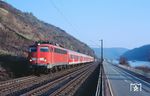 110 402 mit RB 15020 (Wiesbaden - Koblenz) auf der Rechten Rheinstrecke neben der autofreien B 42. (15.03.2007) <i>Foto: Thomas Konz</i>