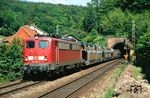 40 202 mit einem Güterzug am Schlossberg-Tunnel bei Frankenstein in der Pfalz. (25.05.2004) <i>Foto: Thomas Konz</i>