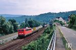 140 382 befördert einen Güterzug nach Köln-Eifeltor durch den bekannten Weinort Bacharach an der Linken Rheinstrecke. Rechts ist die alte Bundesstraße 9 zu sehen, links der Neubau aus den 1960er Jahren. (26.07.2008) <i>Foto: Thomas Konz</i>