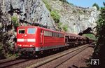 Das Felsentor von Etterzhausen an der Bahnstrecke Nürnberg–Regensburg war mit 16 m wohl der kürzeste deutsche Eisenbahntunnel. Er wurde am 31. Mai 2010 gesprengt. Hier unterquert 151 030 das Felsentor.  (20.05.2004) <i>Foto: Thomas Konz</i>